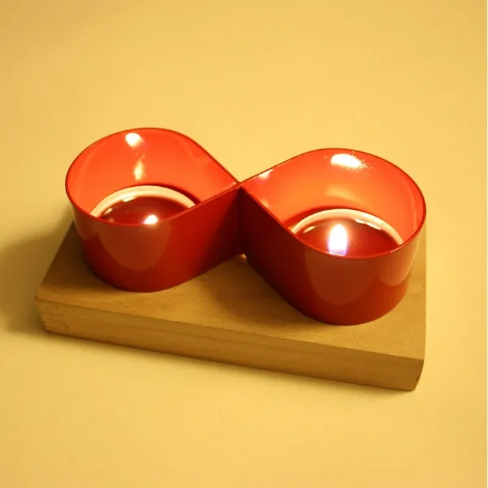 Roter Teelicht-Kerzenhalter