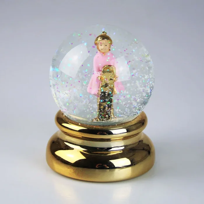 Schneekugel ‚Kind‘, gold-rosa